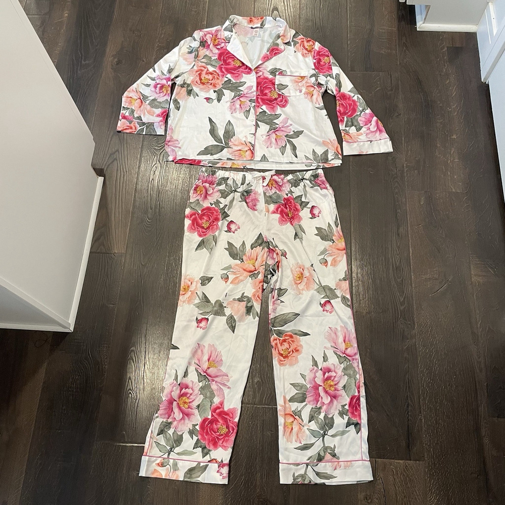 Victoria's Secret Glazed Satin Pajama Set XL (Short) Peony Floral Bouquetes NWOT - Picture 3 of 8